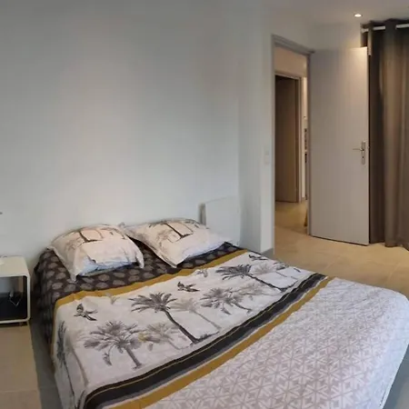 בית נופש Rez De Neuf 6 Personnes, Jardin, Piscine
